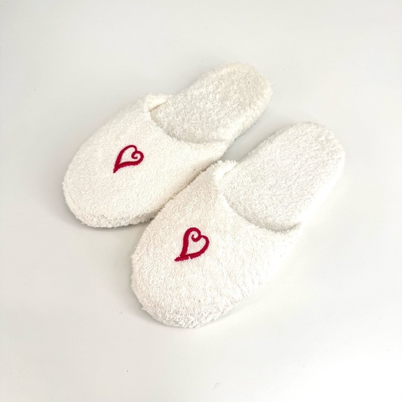 Victoria's Secret White Terry Vintage Embroidered Heart Slippers NEW - Picture 1 of 6